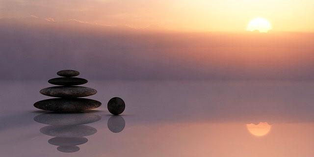 Image par Ralf Kunze de Pixabay1 Image de sophrologie -galets sous un couché de soleil